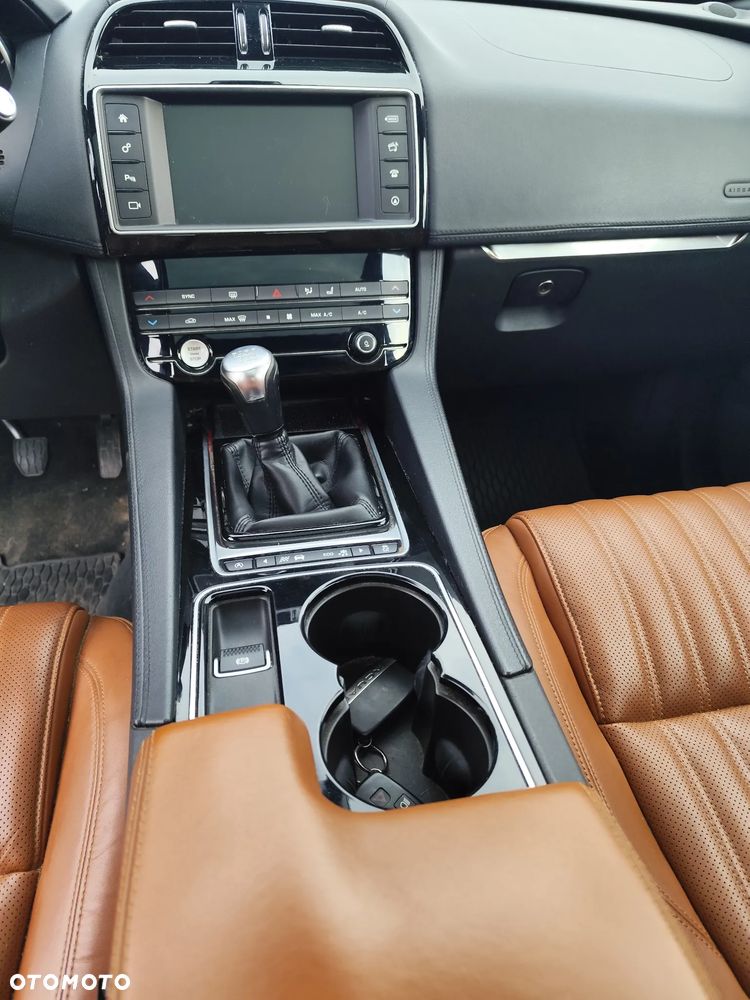 Jaguar F-Pace - 9