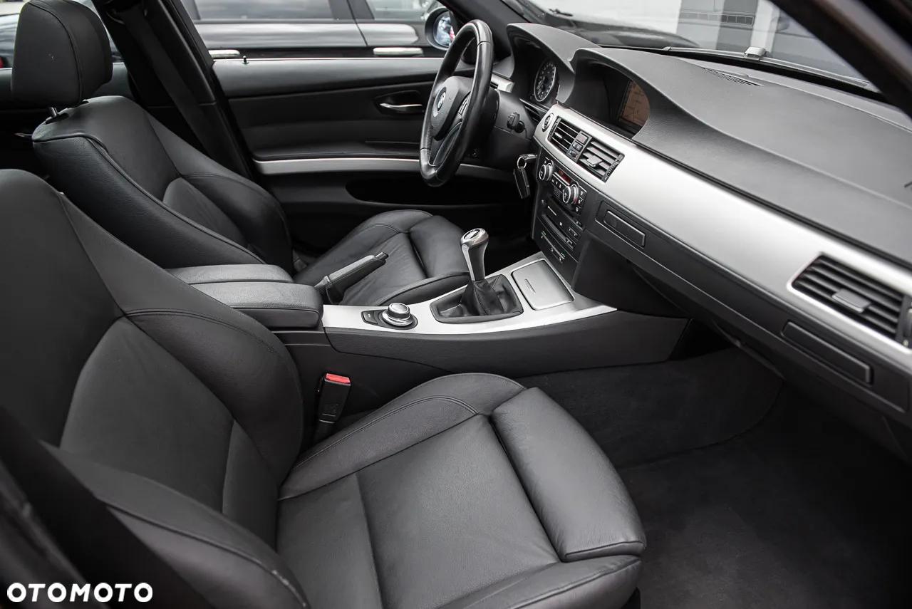BMW Seria 3 325xi Touring - 29