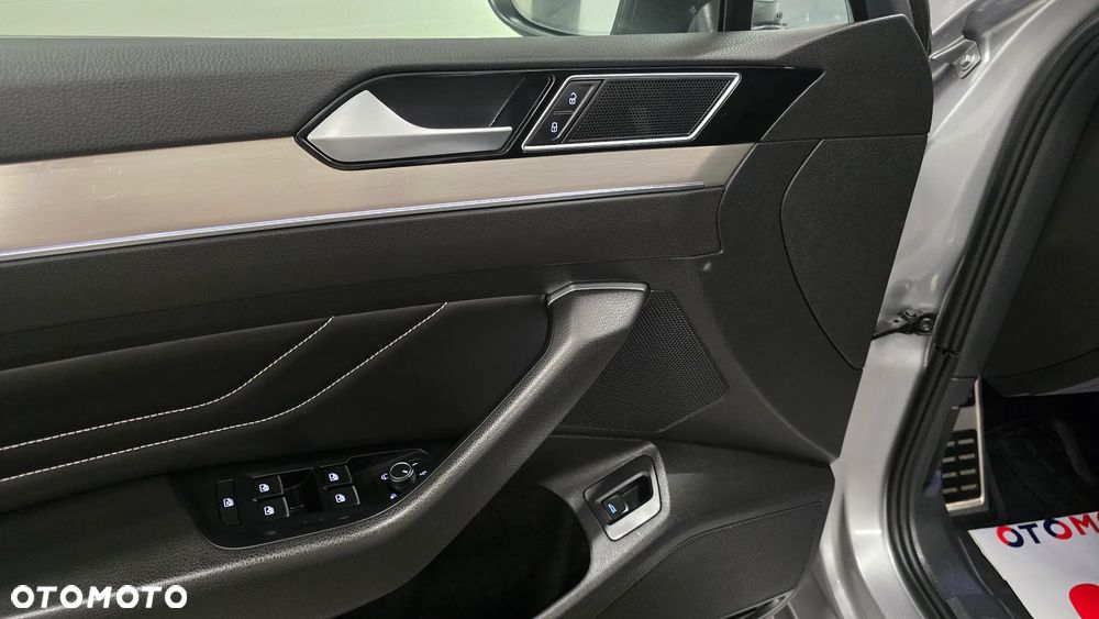 Volkswagen Passat - 12