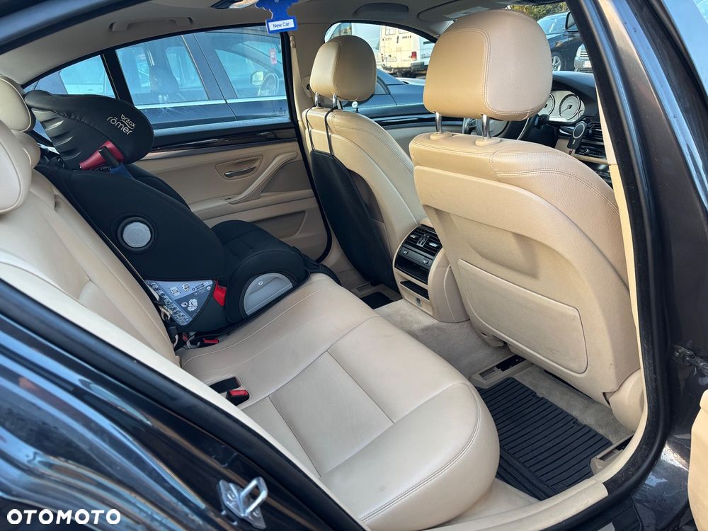 BMW Seria 5 528i xDrive - 15