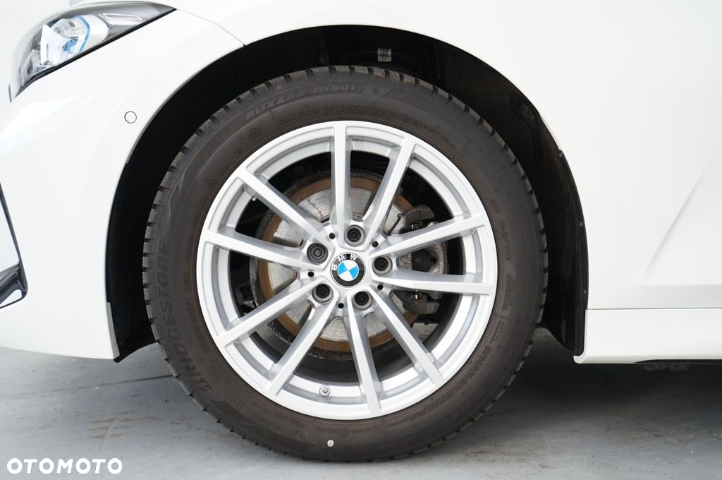 BMW Seria 3 320d Touring xDrive - 11