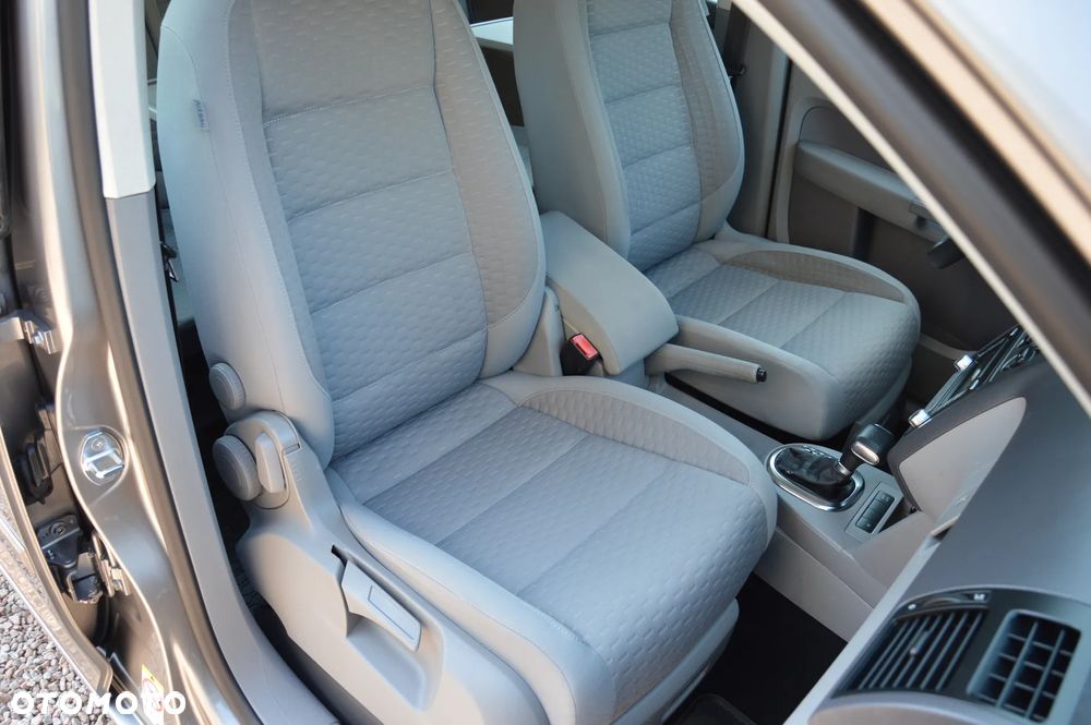 Volkswagen Touran - 32