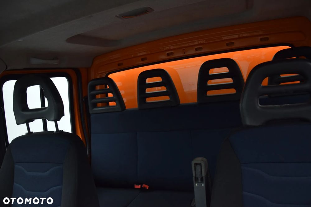 Iveco DAILY 35C16 / 2.3 - 160 KM / BRYGADÓWKA / 6 OSOBOWY / DOSTAWCZE / SKRZYNIA / KLIMA / NAWIGACJA / KAMERA COFANIA / TEMPOMAT / SERWISOWANY / SPROWADZONY - 37