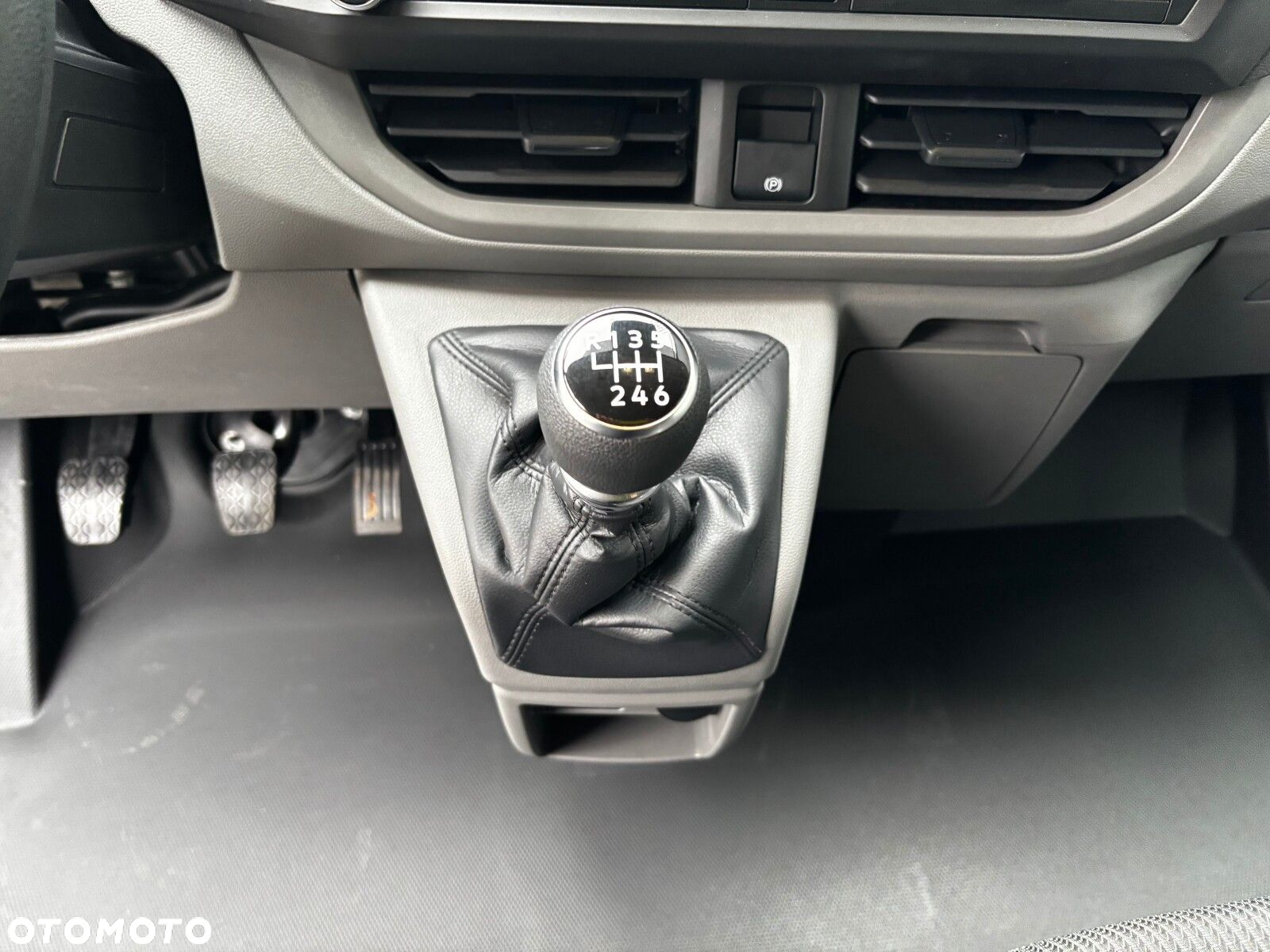 Volkswagen Transporter 2.0 TDI 150KM 6-bm L1 - 4