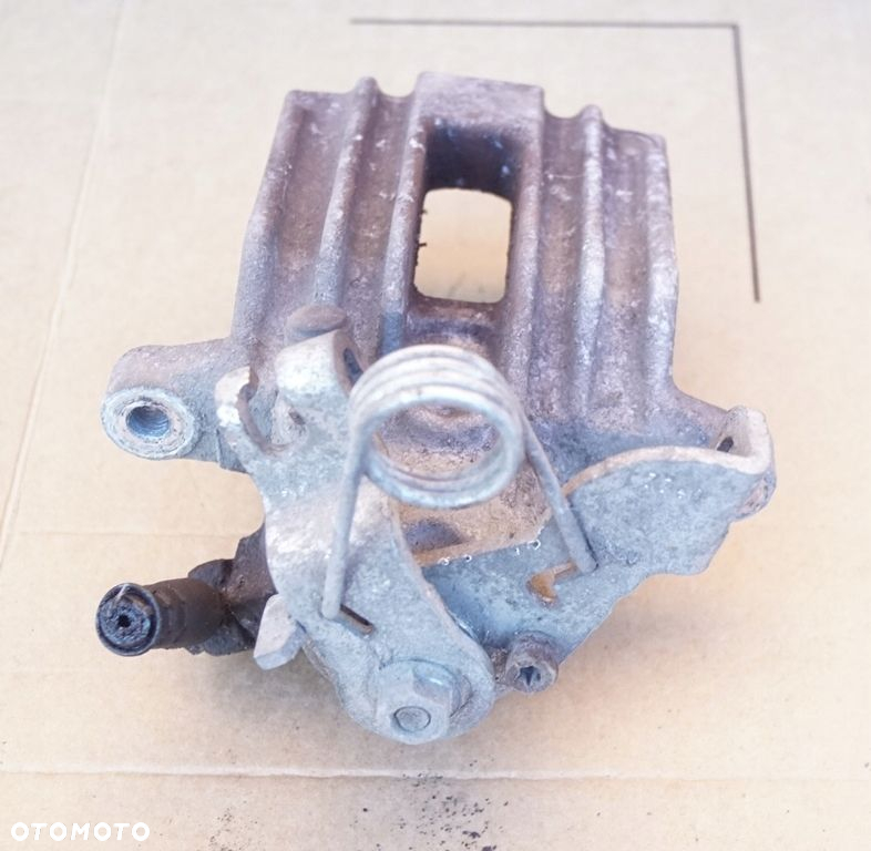 Zacisk hamulcowy prawy tylny Audi A4 B6 - 2