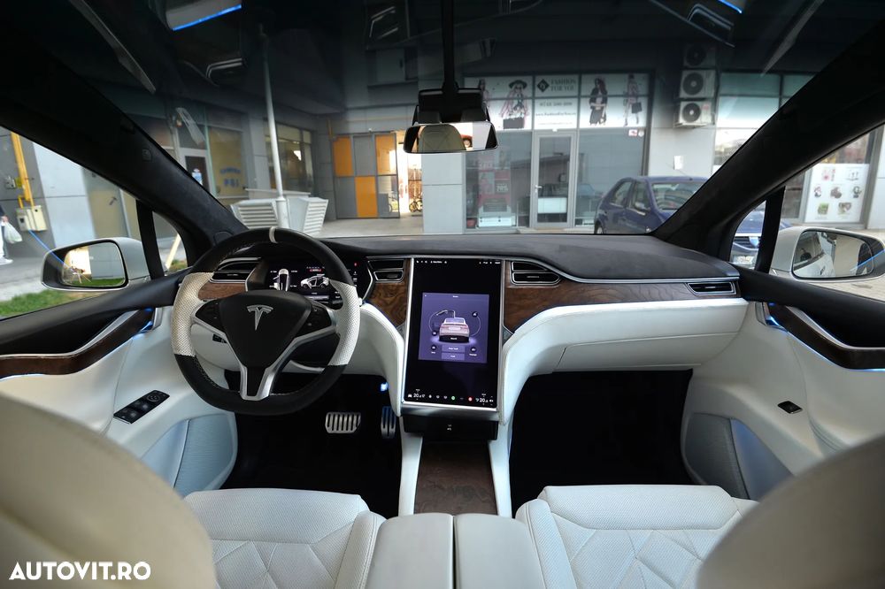 Tesla Model X - 27