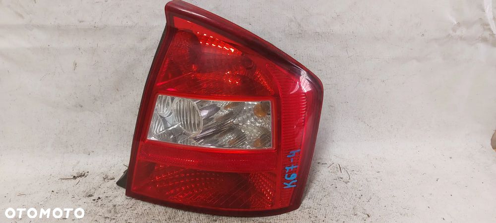.  TYL TYLNA LAMPA PRAWA KIA CERATO 1 SEDAN - 1