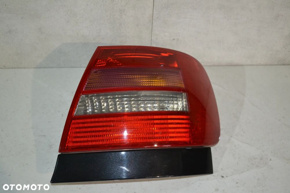 AUDI A4 B5 LIFT SEDAN LAMPA TYŁ TYLNA KOMPLETNA Z WKŁADEM PRAWA 8D0945096F ORYGINAŁ