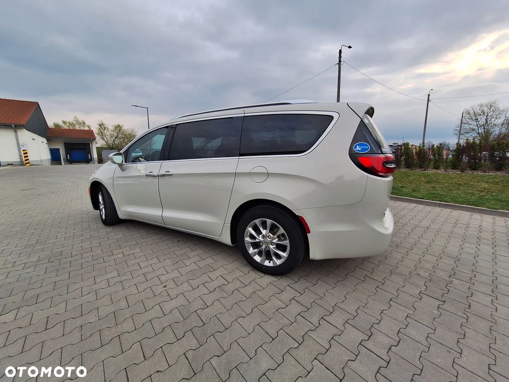 Chrysler Pacifica - 17