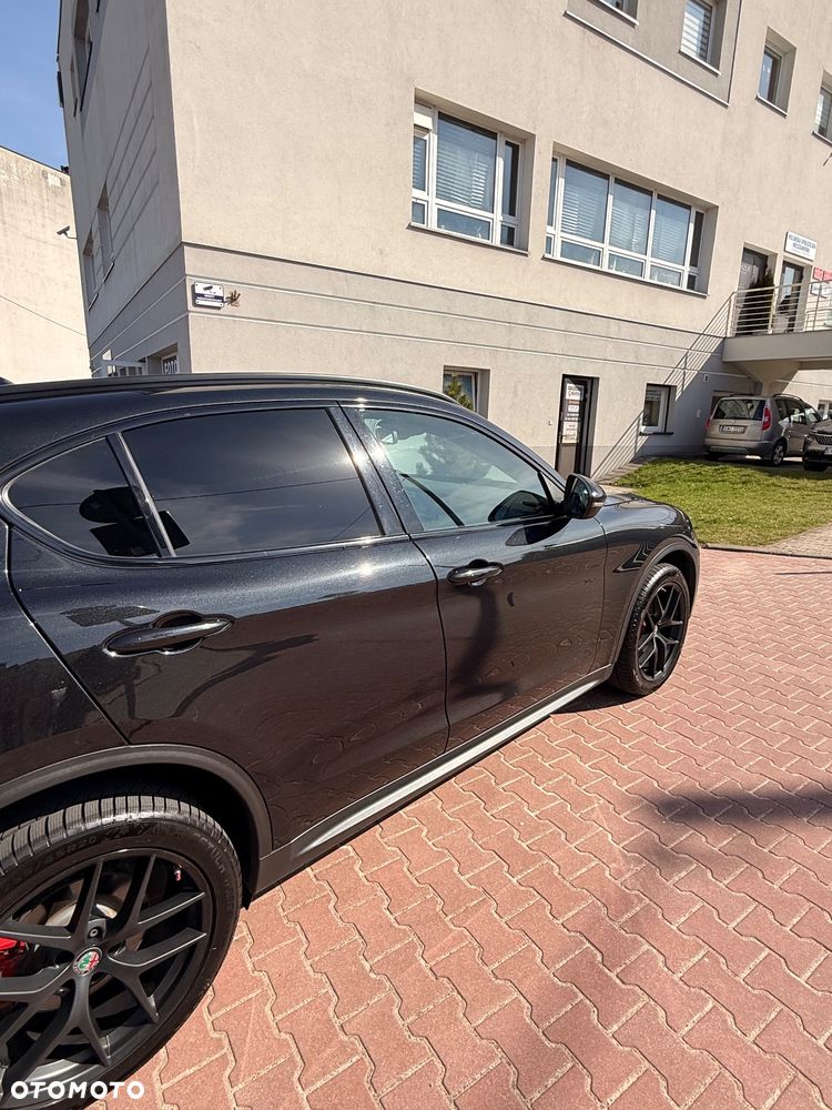 Alfa Romeo Stelvio 2.0 Turbo 16V AT8-Q4 Ti - 4