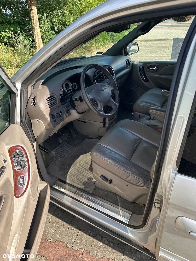 Chrysler Town & Country - 6