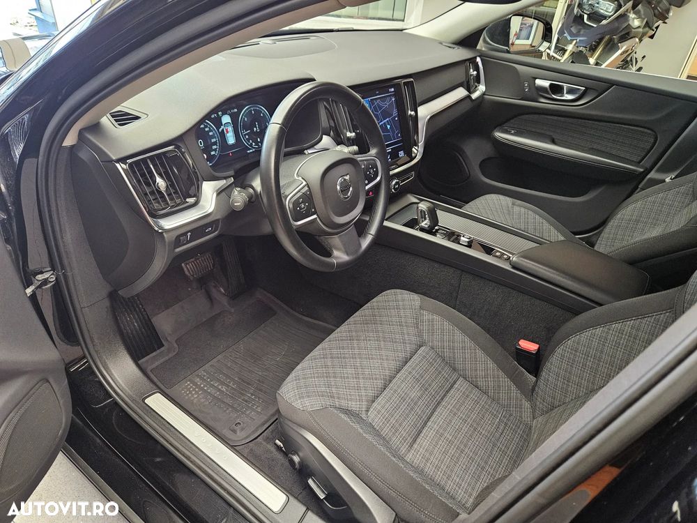 Volvo V60 B4 MHEV AT8 FWD Momentum Pro - 8