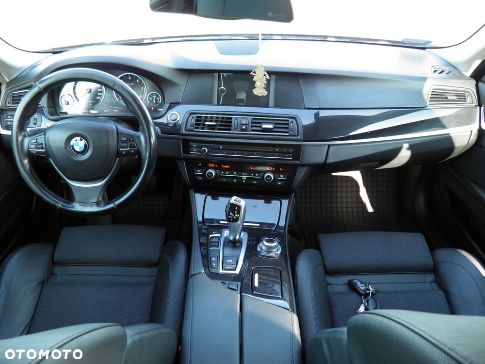 BMW Seria 5 525d xDrive - 14