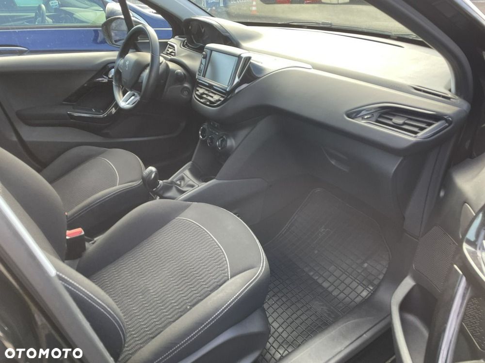 Peugeot 208 - 8