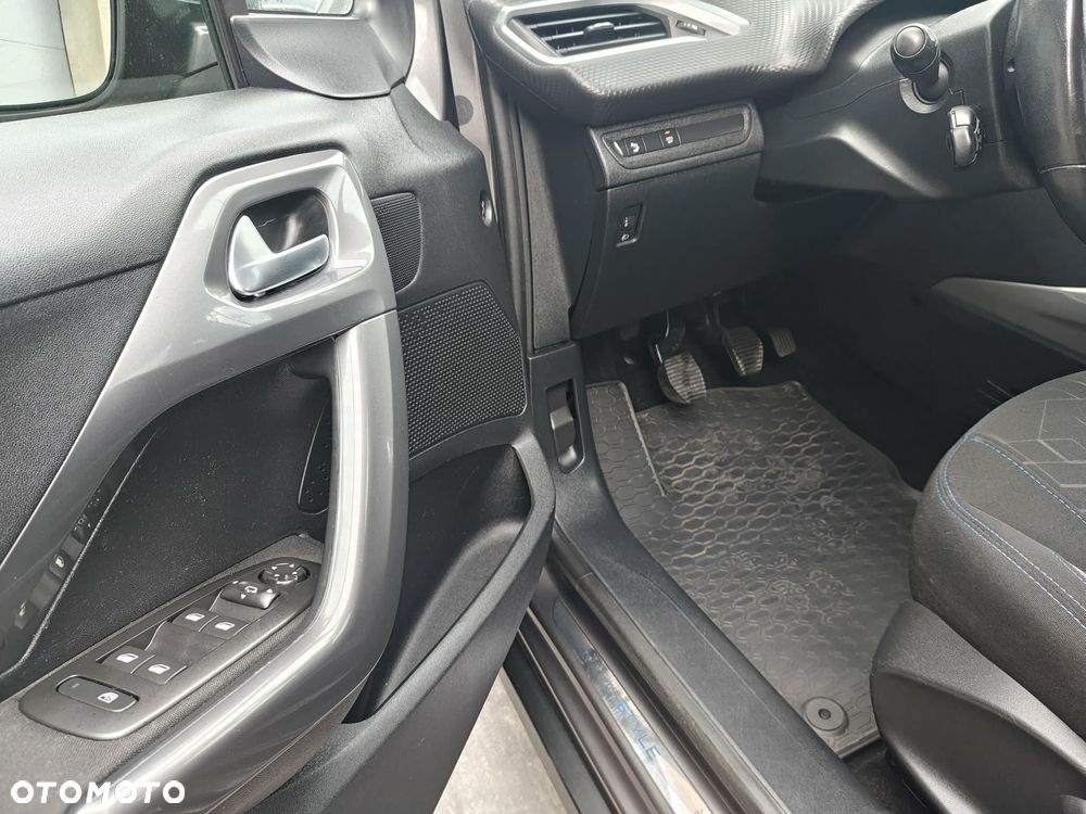 Peugeot 2008 1.2 Pure Tech Style S&S - 17