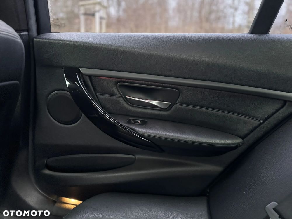 BMW Seria 3 328i xDrive Sport-Aut Luxury Line - 22