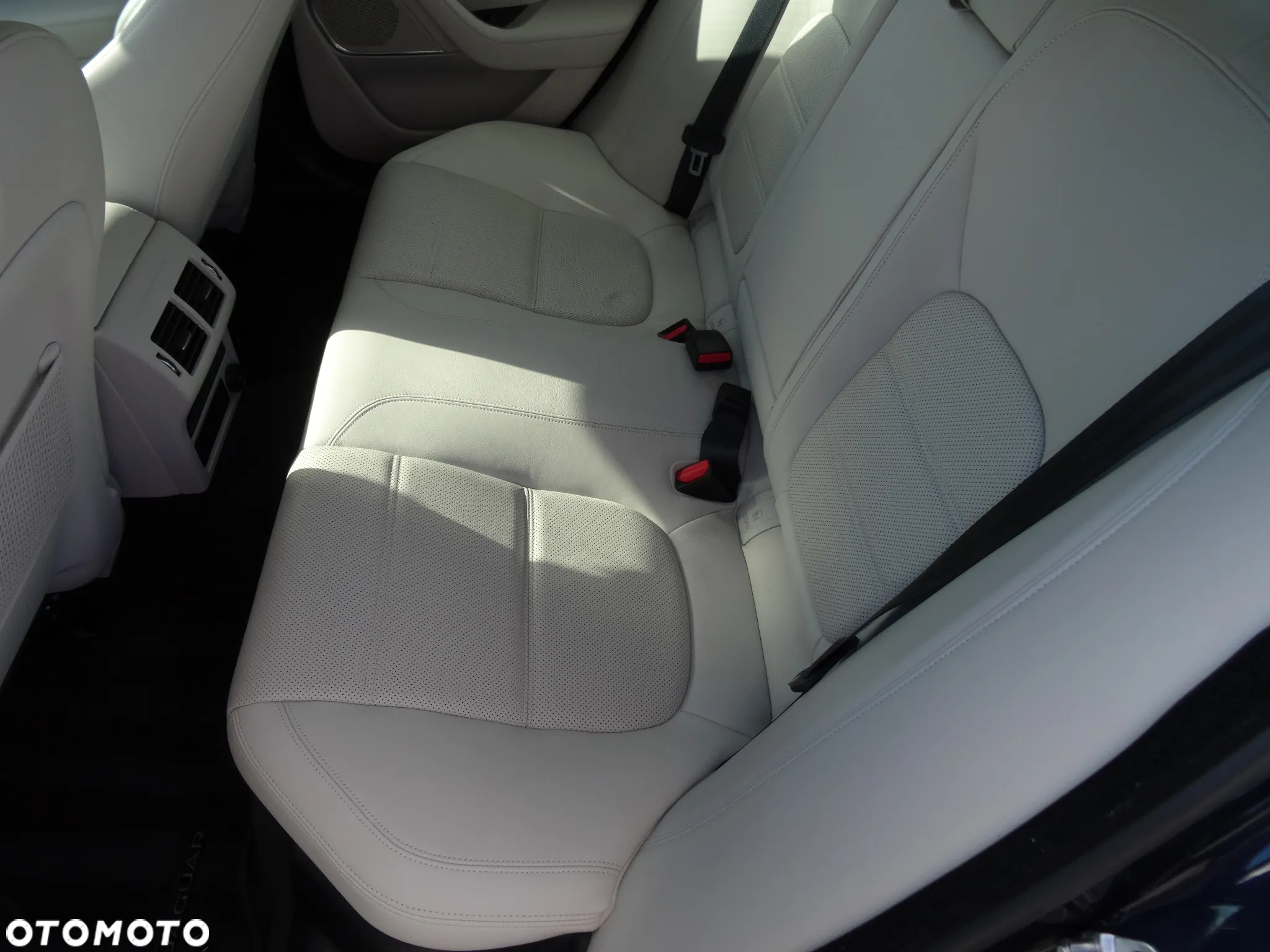 Jaguar XE 2.0 D180 R-Dynamic SE - 16