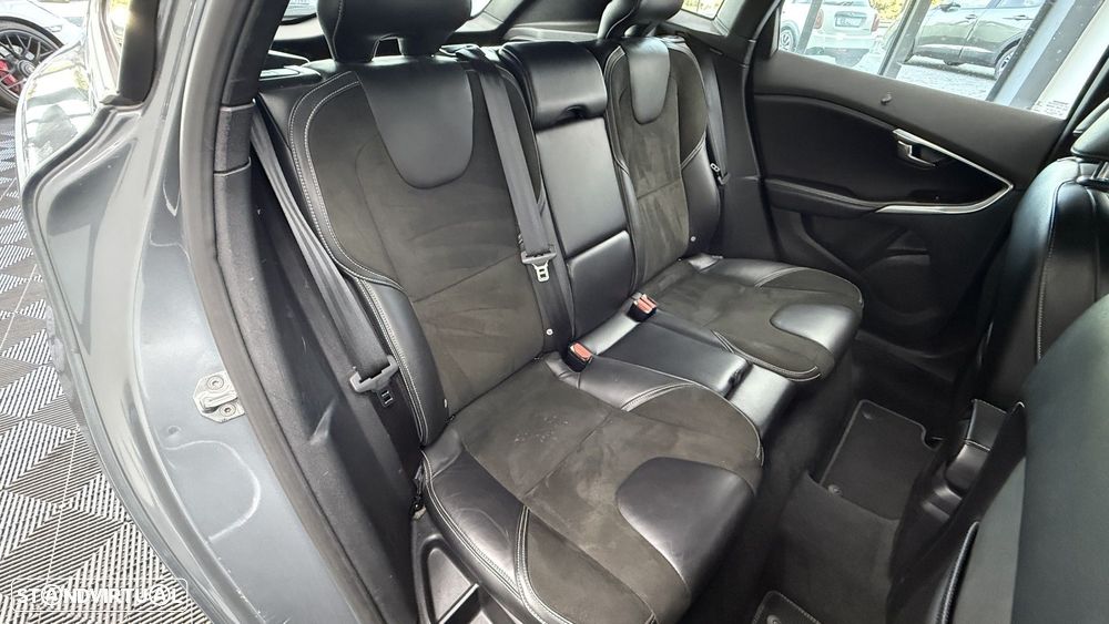 Volvo V40 2.0 D2 R-Design Momentum Geartronic - 18