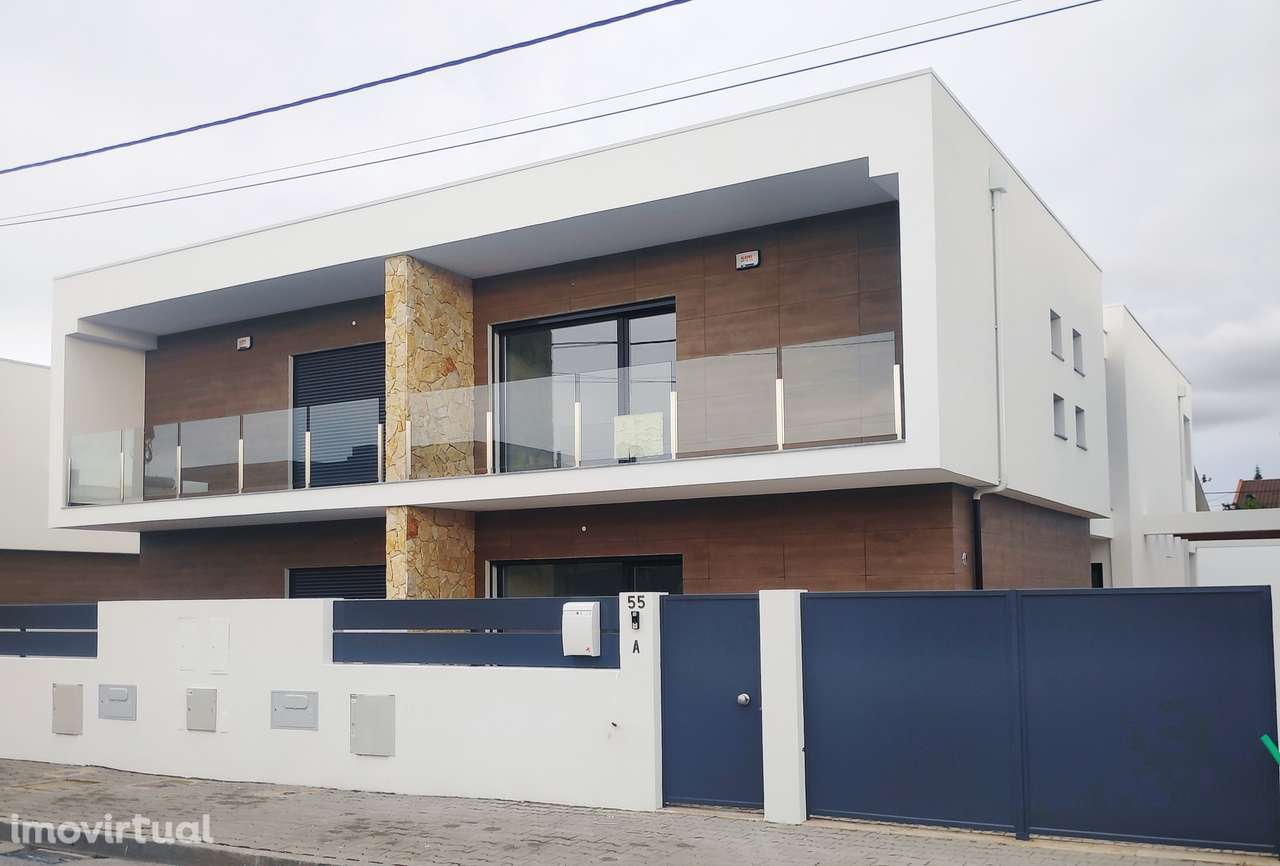 Moradia Geminada T4 com Piscina - Grande imagem: 2/33