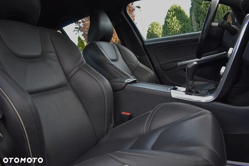 Volvo V60 D4 R-Design - 24