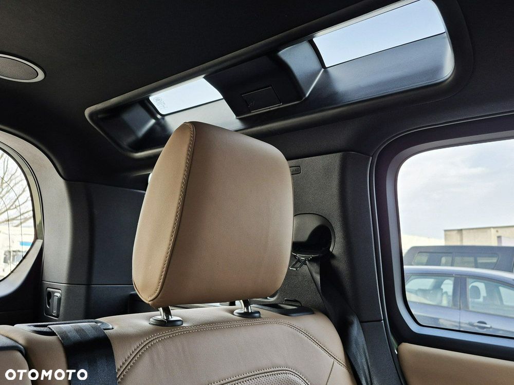 Land Rover Defender - 32