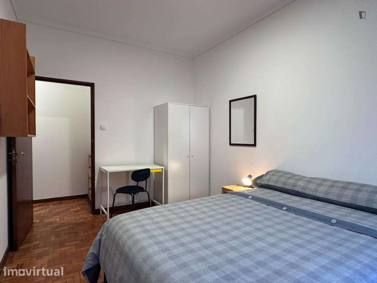 Quarto - localizado em Santo Ildefonso Porto - Grande imagem: 2/25