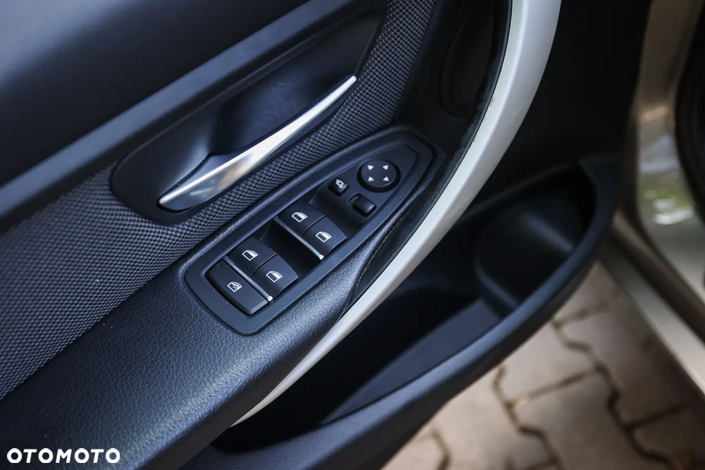 BMW Seria 3 318d Luxury Line - 15
