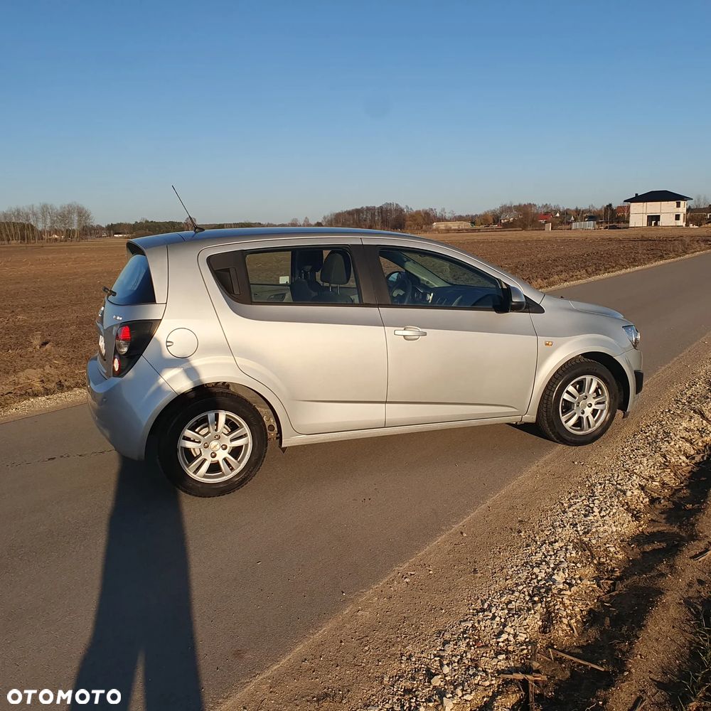 Chevrolet Aveo 1.4 16V LS Design+ - 11