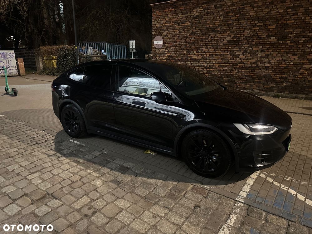 Tesla Model X - 36