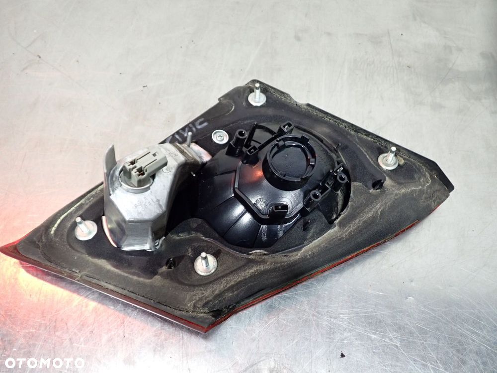 LAMPA PRAWA TYLNA W KLAPIE HONDA CIVIC 1.4 VIII FD3 - 8
