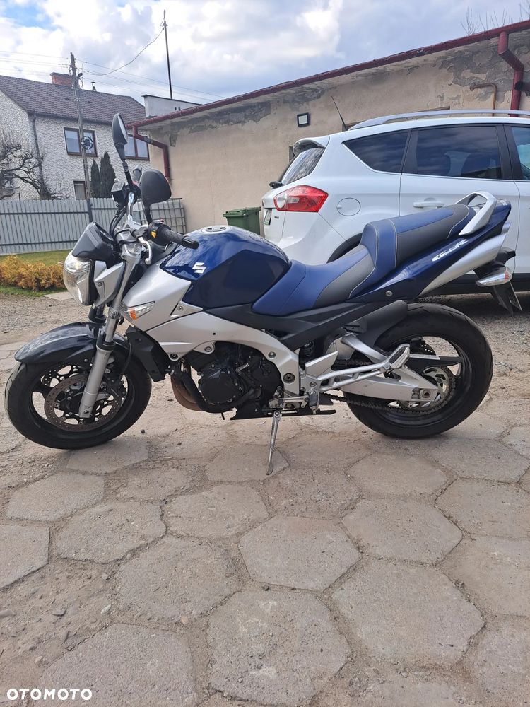 Suzuki GSR - 4