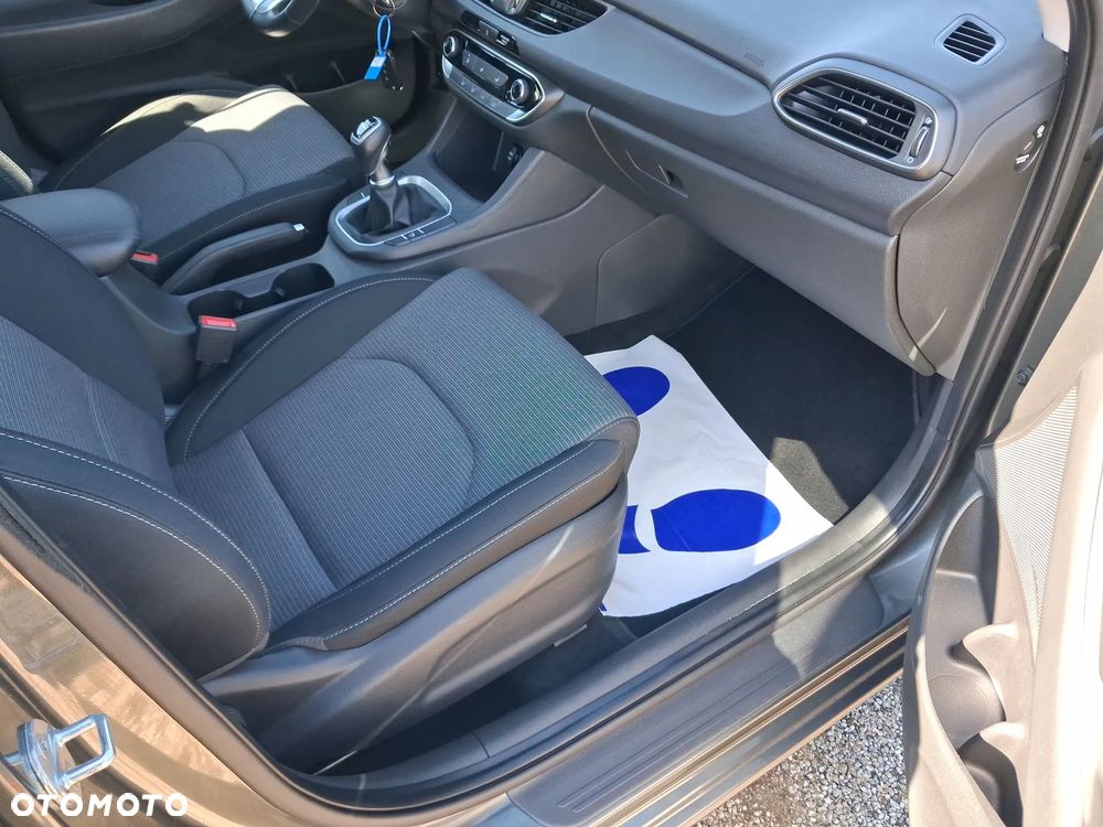 Hyundai i30 1.5 DPI Classic + - 23