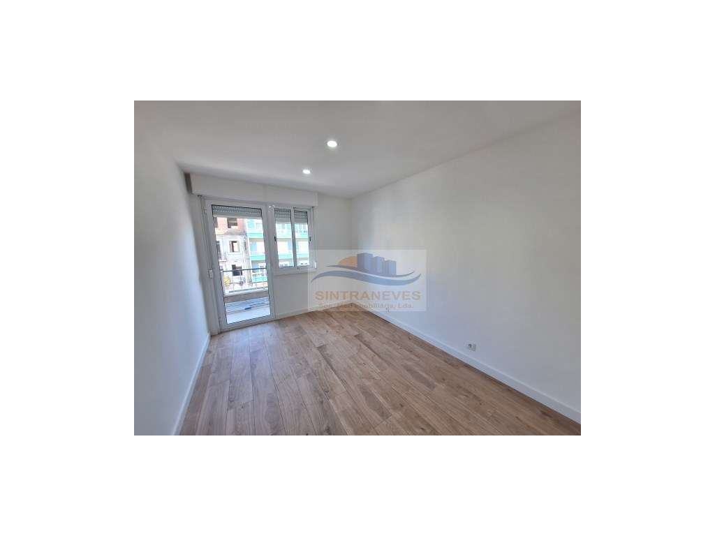 T2 totalmente remodelado na Damaia de Cima - Grande imagem: 3/13