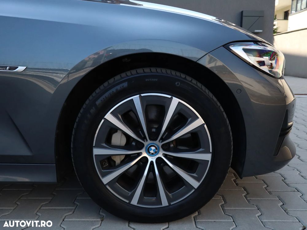 BMW Seria 3 330e Aut. Sport Line - 9