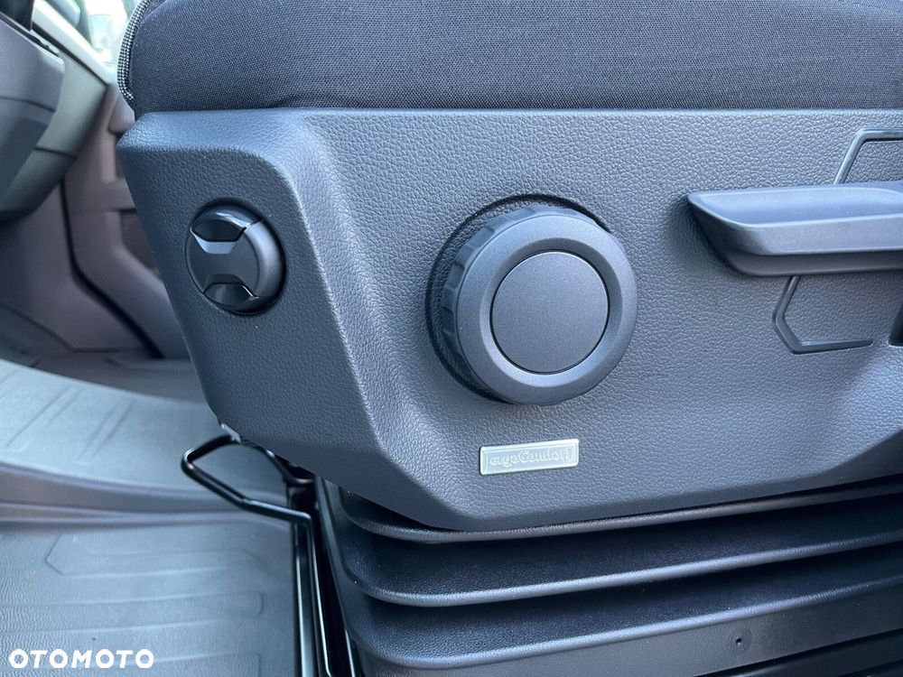 Volkswagen Crafter 35 Furgon z wysokim dachem silnik: 2,0 l EU6 SCR 177 KM / skrzynia biegów: Przedni napęd manualna 6-biegowa rozstaw osi: 4490 mm - 14