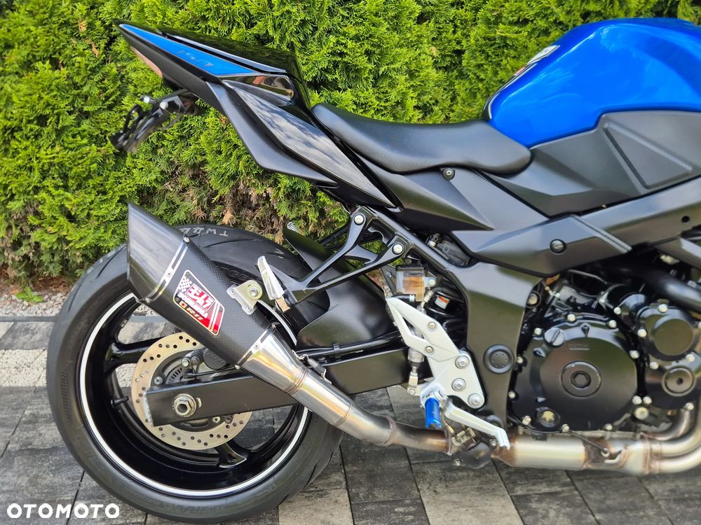 Suzuki GSR - 28