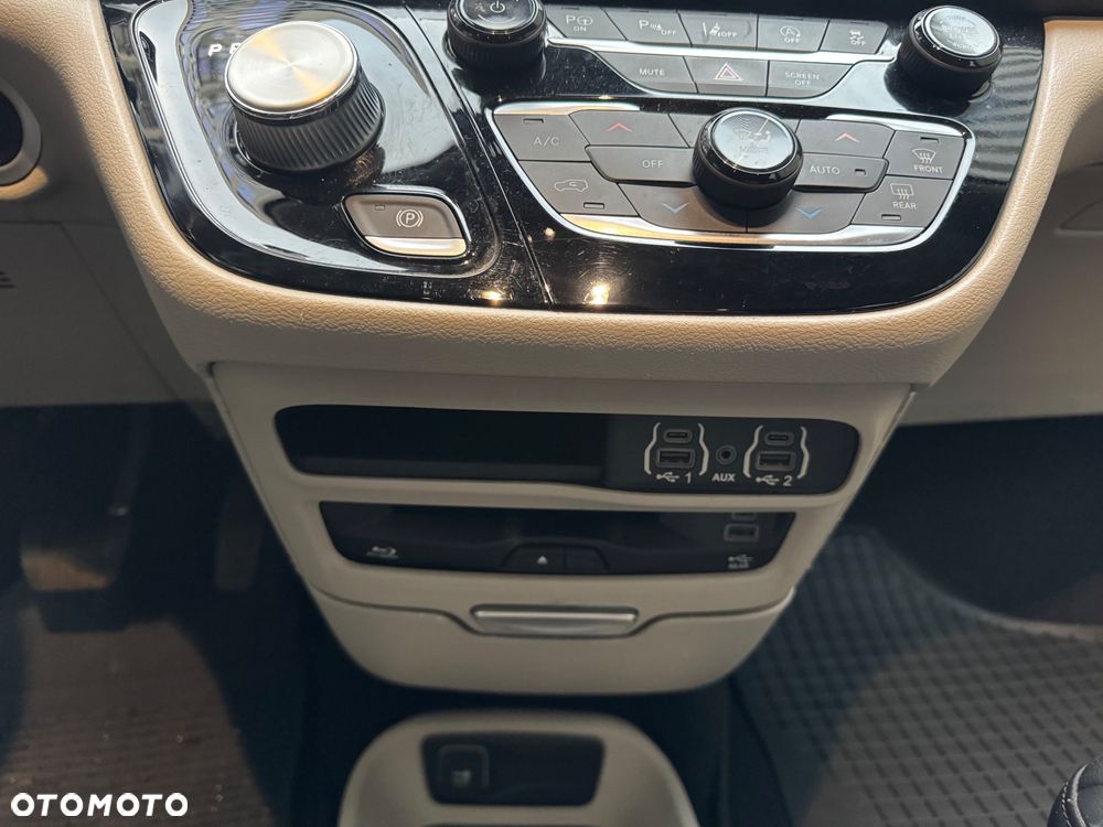 Chrysler Pacifica - 30