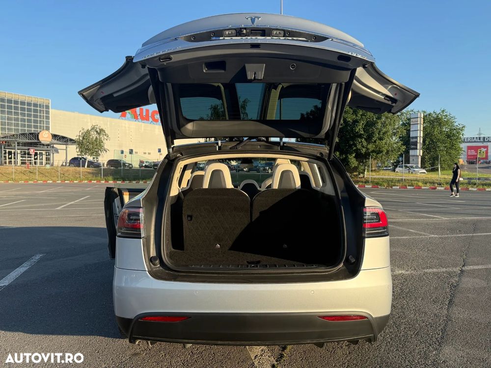Tesla Model X - 16