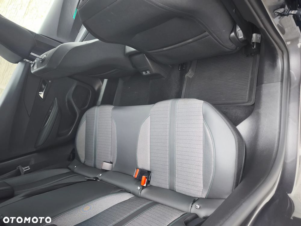 Peugeot 2008 BlueHDi 130 Allure S&S EAT8 - 14