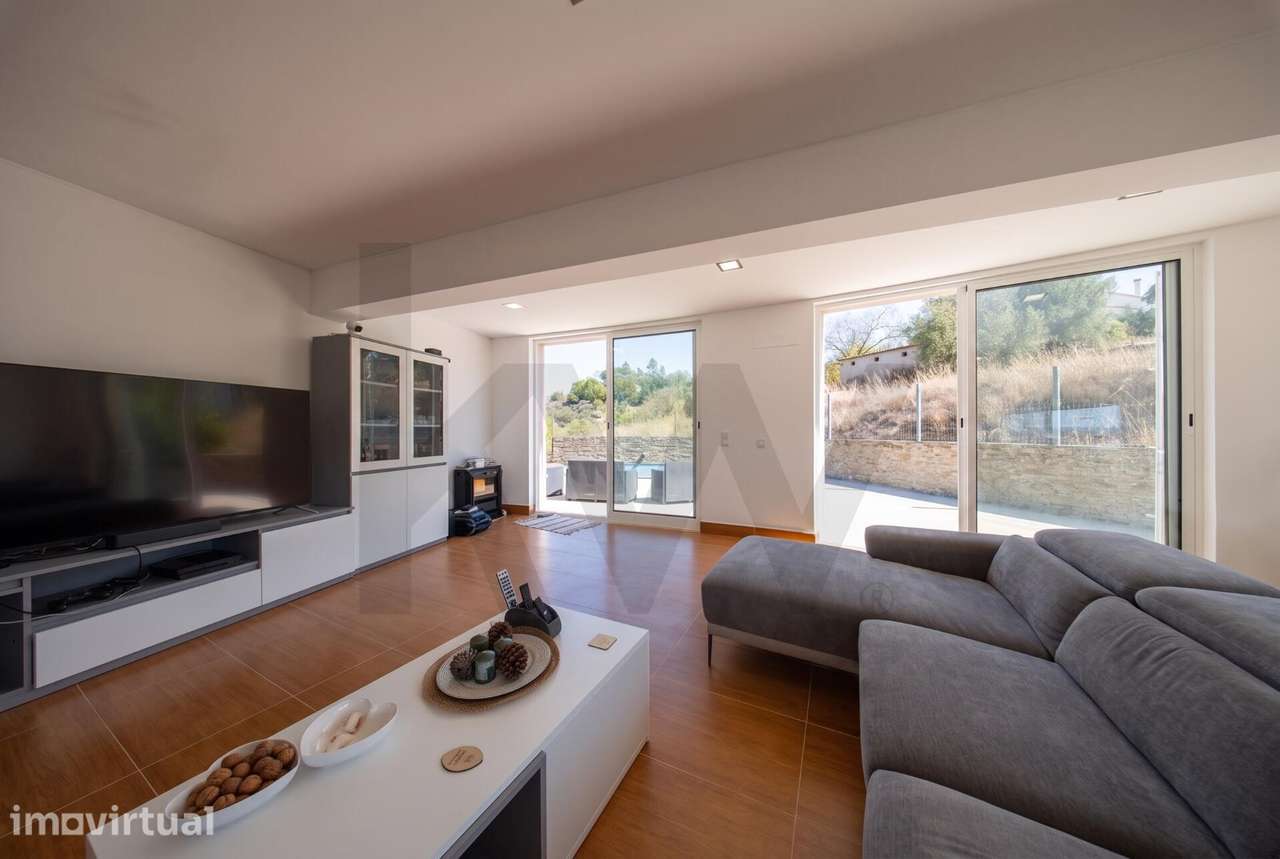 Moradia T3 recente com piscina e vista rio em Ortiga, Mação - Grande imagem: 2/46