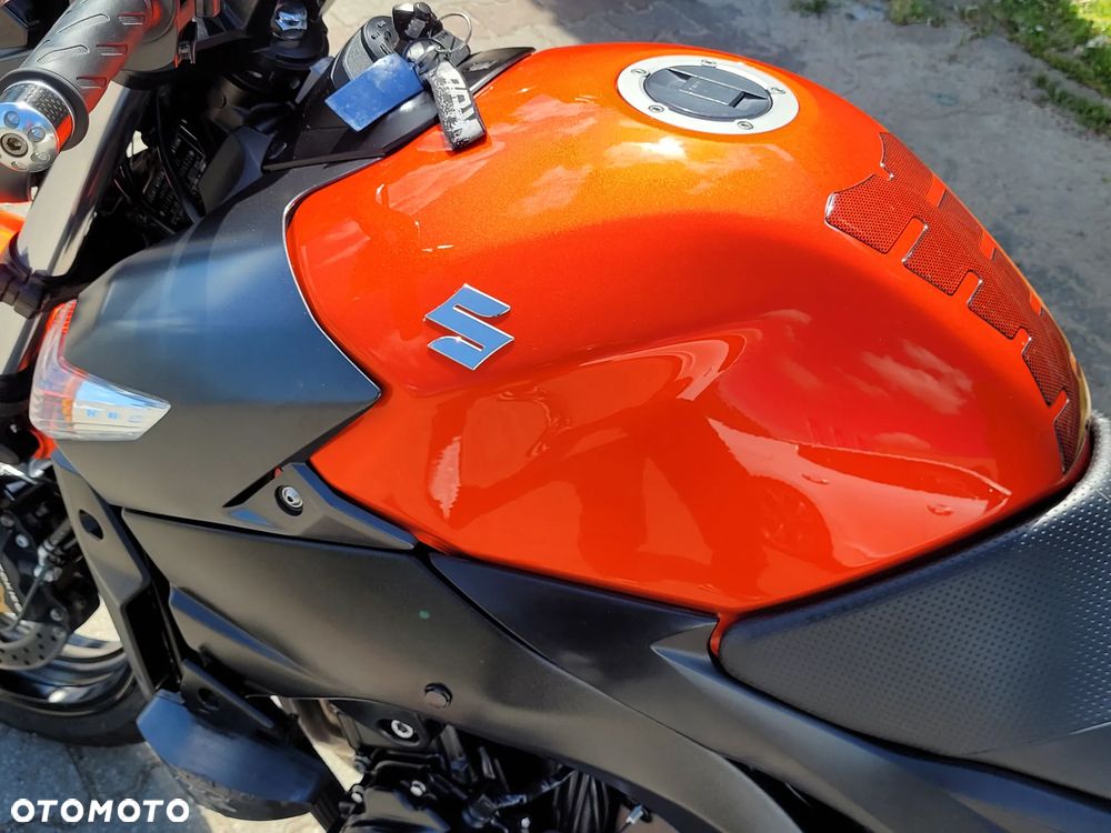 Suzuki GSR - 22