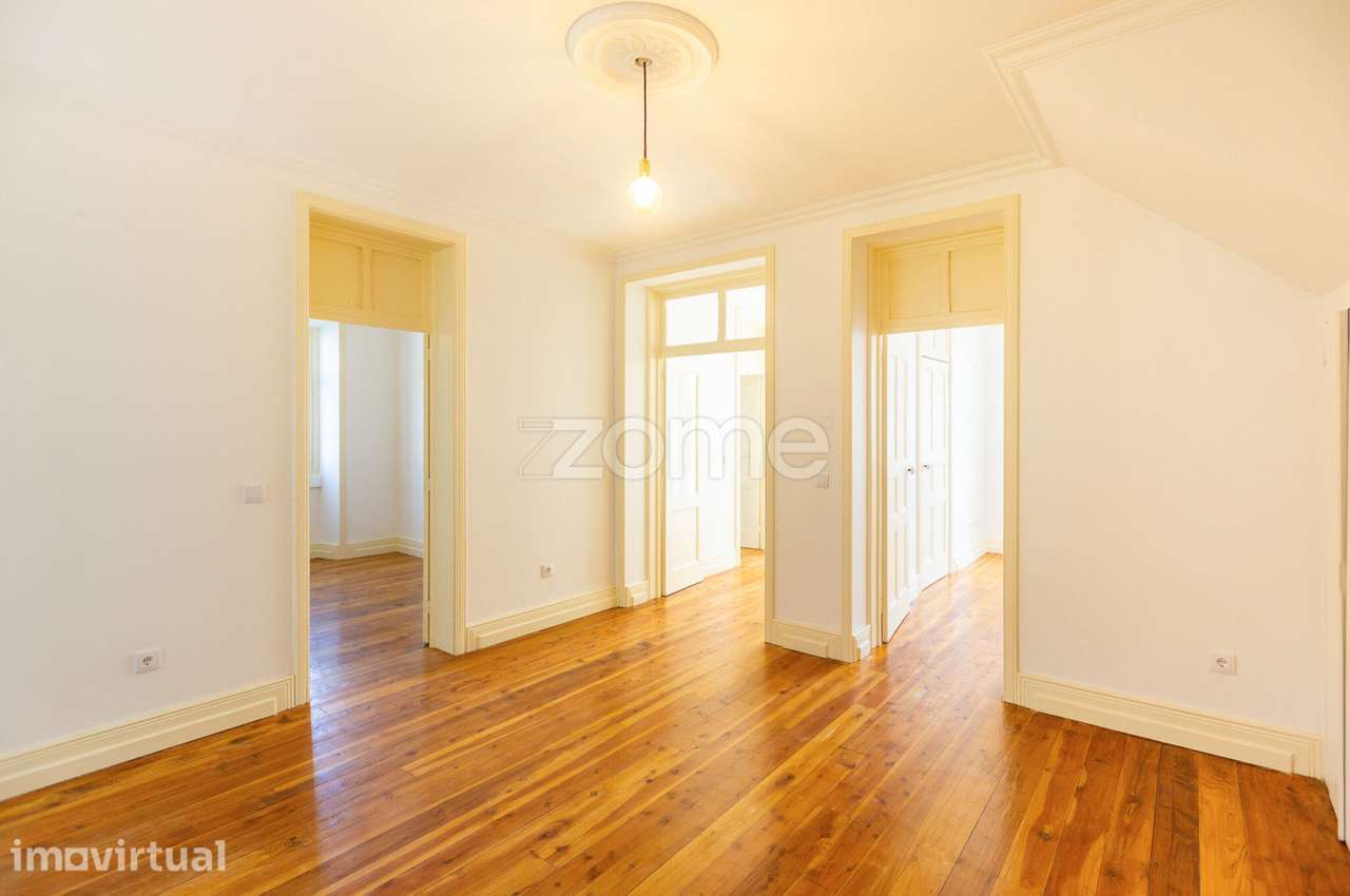 Moradia T4 renovada com vista serra, quintal e entrada lateral