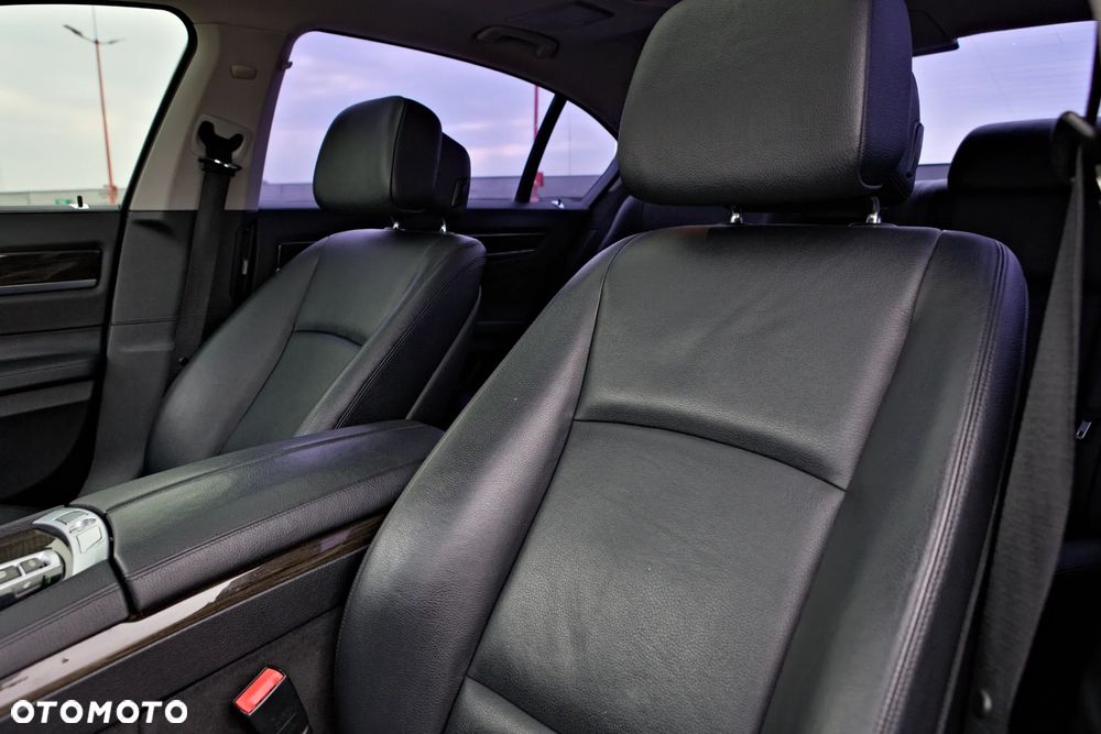 BMW Seria 7 740i - 32