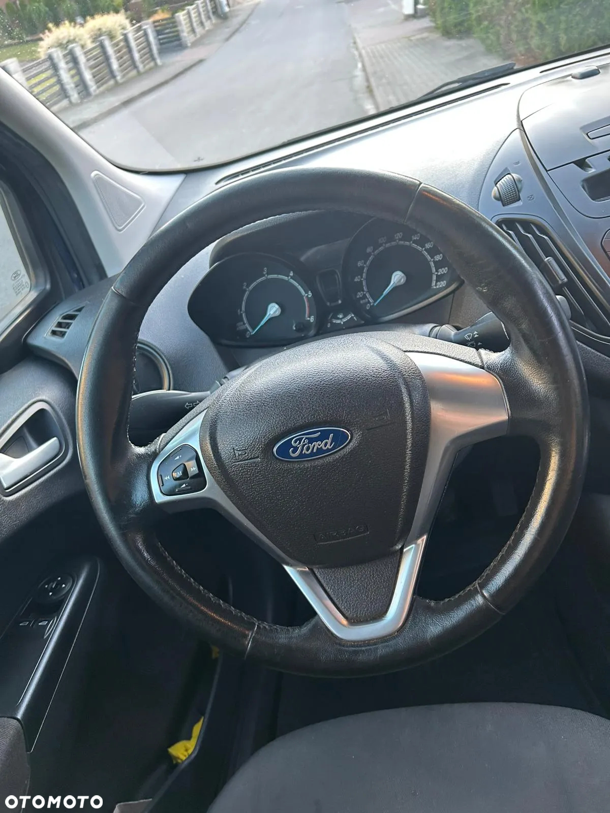 Ford Transit Courier - 10
