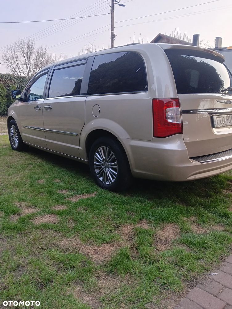 Chrysler Town & Country 3.6 Limited - 10