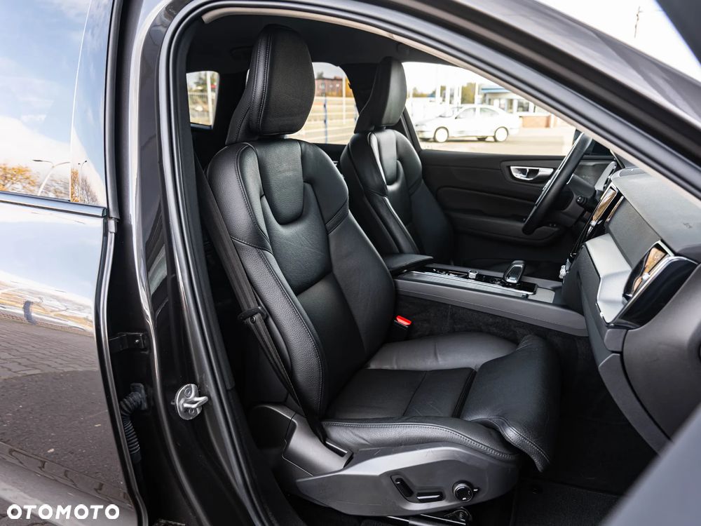 Volvo XC 60 B4 B Plus Dark - 26