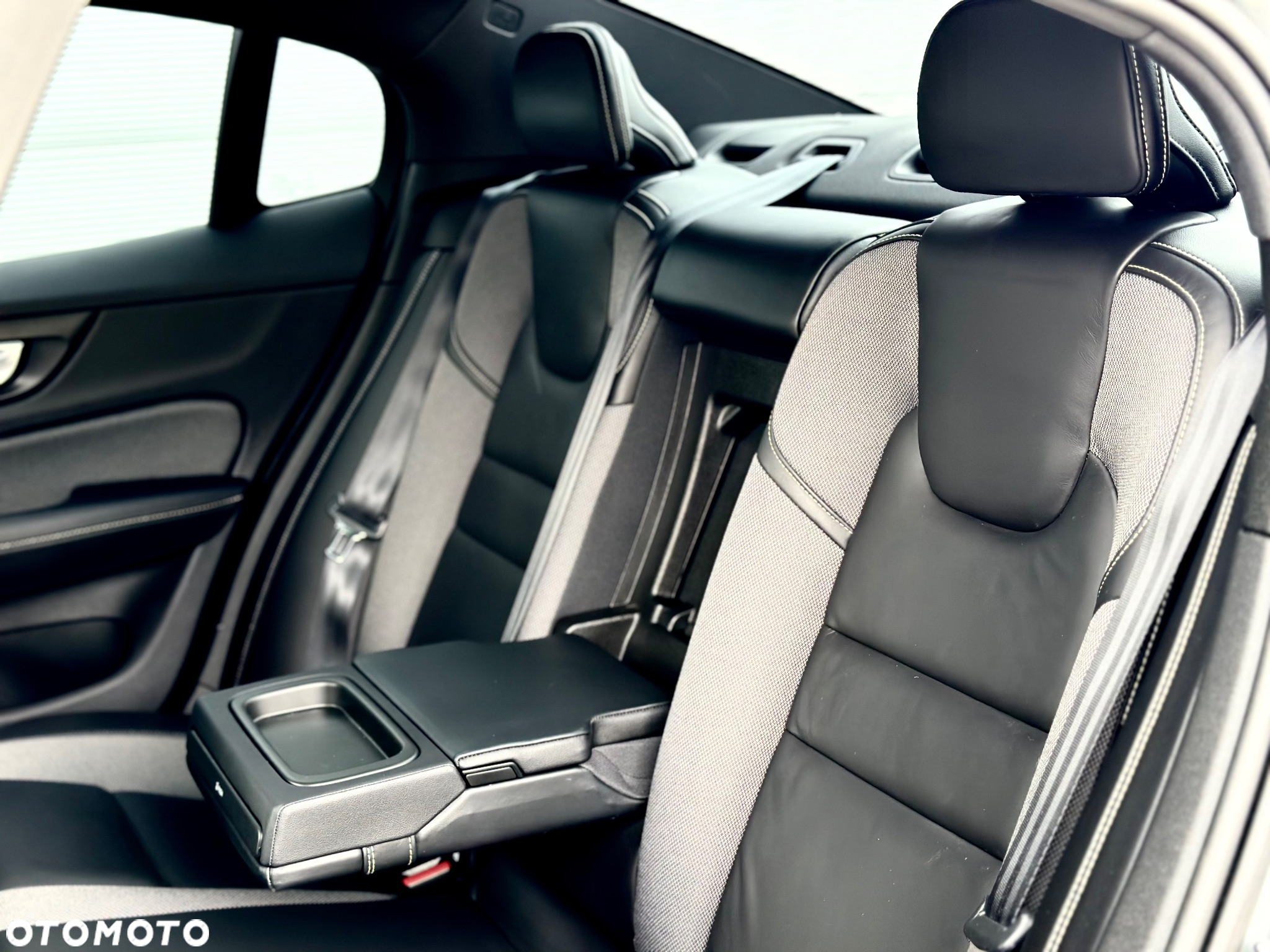 Volvo S60 T5 R-Design - 28