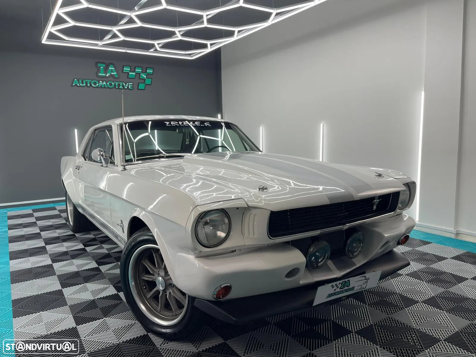 Ford Mustang - 4