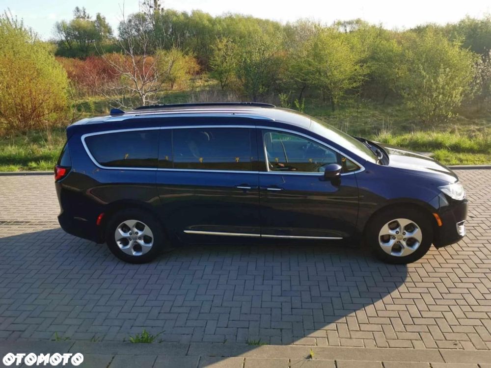 Chrysler Pacifica - 2
