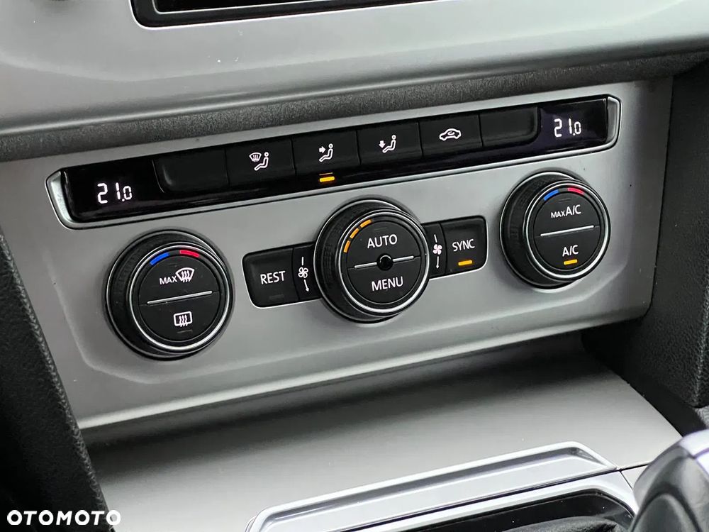 Volkswagen Passat 1.6 TDI SCR DSG - 32